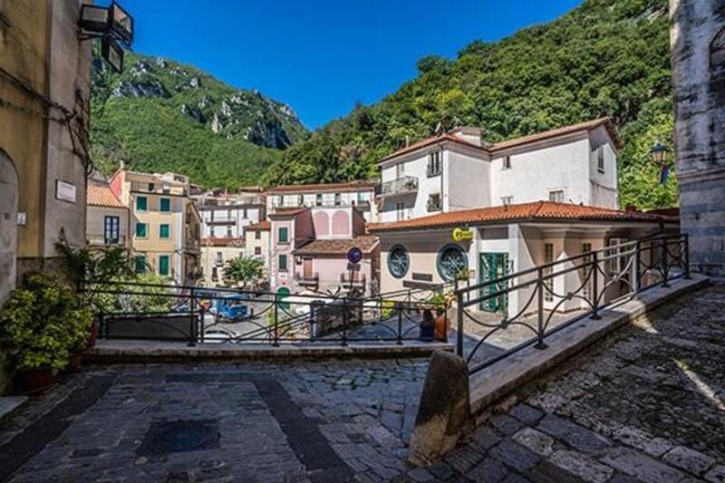 Campagna center overlooking houses & mountains with greenery